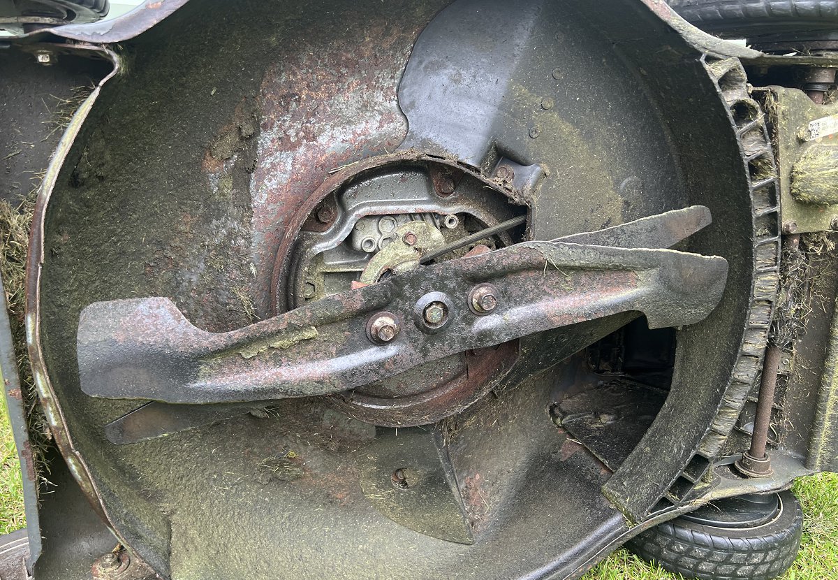 lawn mower blade installed with correct amount of torque