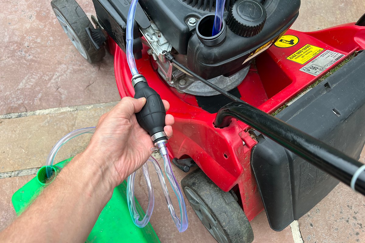 emptying lawn mower gas tank of bad gas using a siphon pump