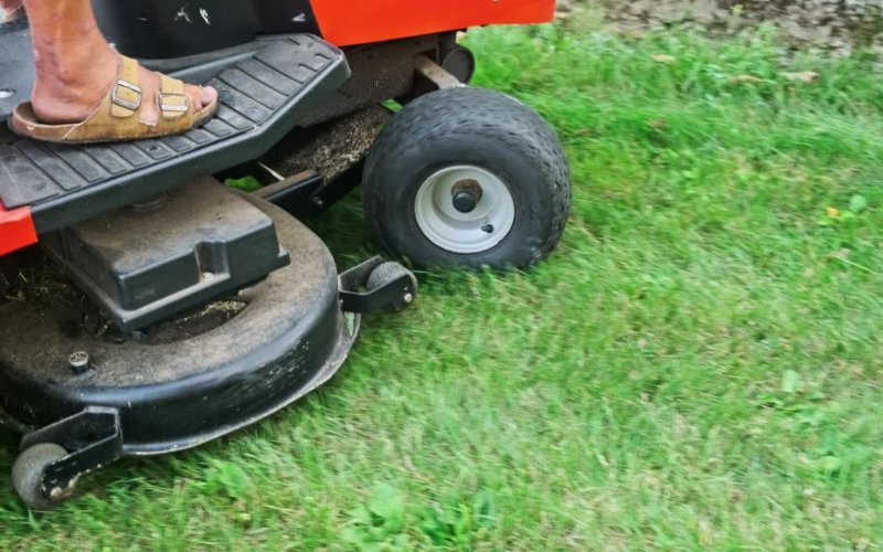 Can_You_Jump_Start_a_Lawn_Mower_with_a_Car