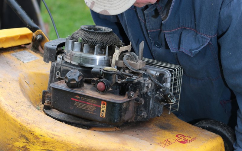 How_to_Clean_a_Lawn_Mower_Carburetor