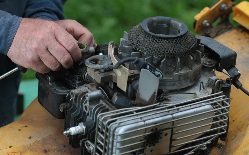 Types_of_Lawn_Mower_Engines