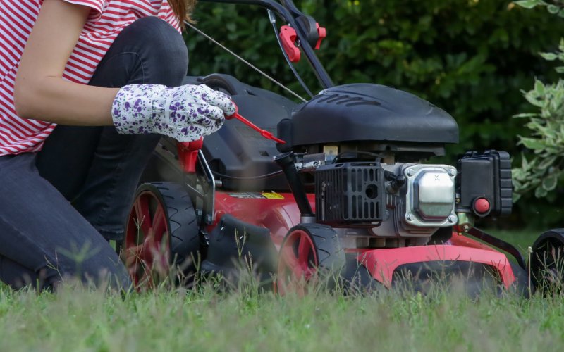 How_to_Check_Lawn_Mower_Oil_Level