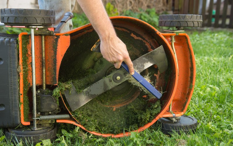 How_to_Clean_Lawn_Mower_Blades