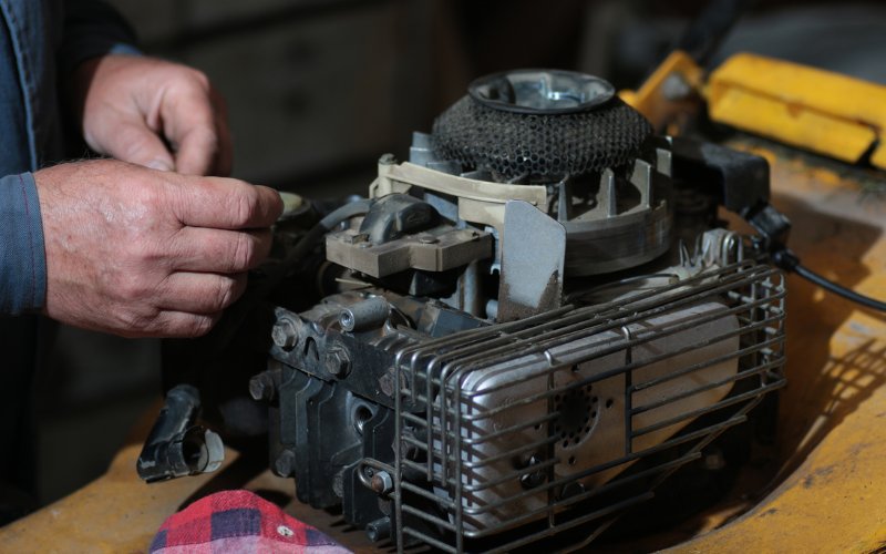 How_to_Clean_a_Lawn_Mower_Engine